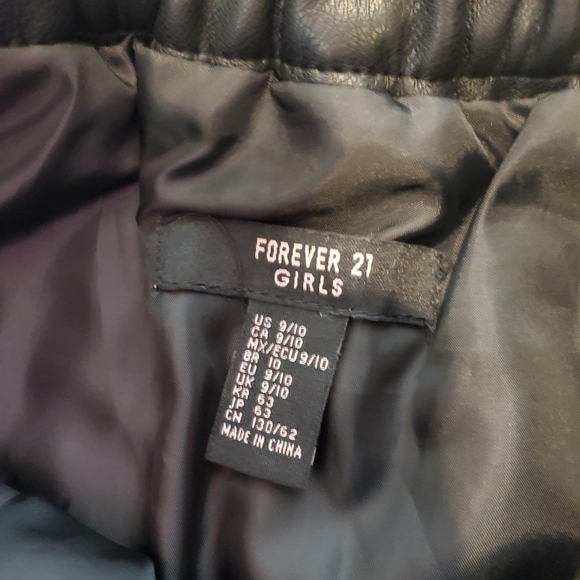 Forever 21 Black Vegan Leather Girls Mini Skirt Size 9/10 NWOT - Picture 3 of 12